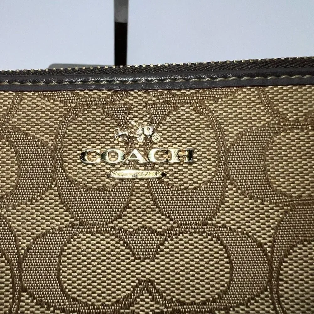 Coach outline signature